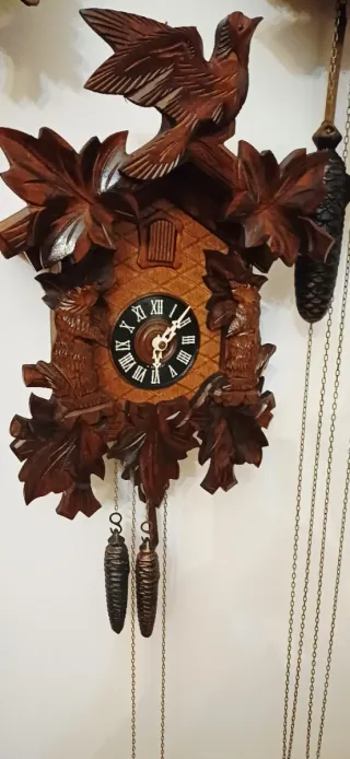 Orologio a cucù in legno intagliato