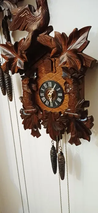 Orologio a cucù in legno intagliato