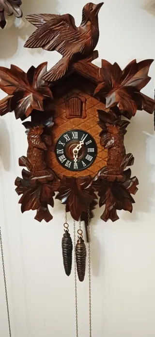 Orologio a cucù in legno intagliato