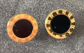 Juego de dos aretes tipo Bulgari