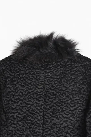 Elegante abrigo Antea negro con cuello de pelo