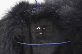 Elegante abrigo Antea negro con cuello de pelo