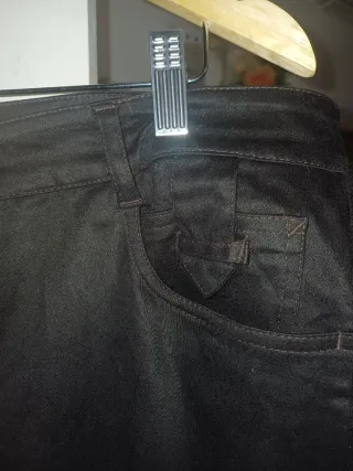 Pantalón chino negro con cremallera