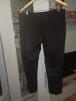 Pantalón chino negro con cremallera