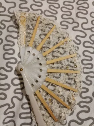 Abanico de encaje blanco y dorado