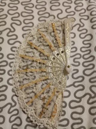 Abanico de encaje blanco y dorado