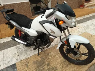 Moto blanca. Honda CBF 125