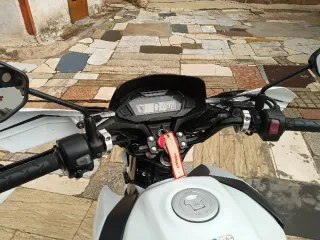 Moto blanca. Honda CBF 125