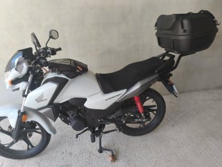 Moto blanca. Honda CBF 125