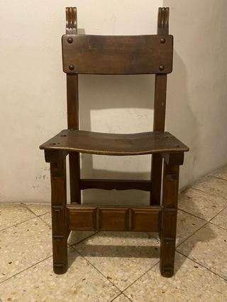 silla de madera con asiento de cuero