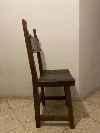 silla de madera con asiento de cuero