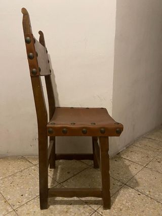 silla de madera con asiento de cuero