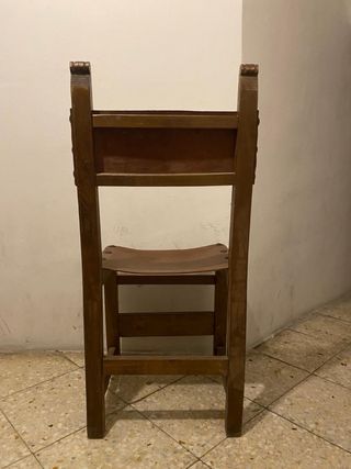 silla de madera con asiento de cuero