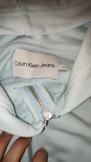 Sudadera azul cropped con cremallera