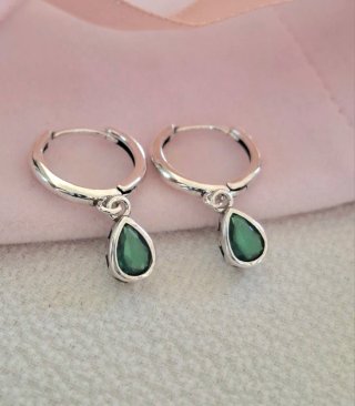 Pendientes Plata Ley con gema verde esmeralda.