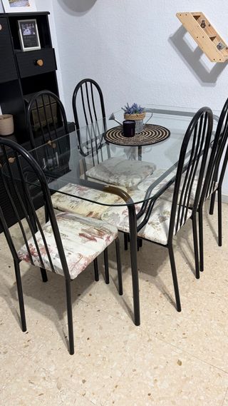 Mesa Comedor Cristal y Sillas Metálicas