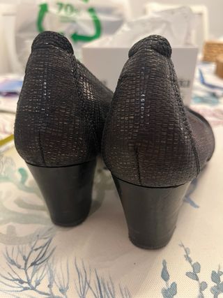 Zapatos salón Hispanitas negros brillo tacón