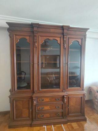 Vitrina de nogal con puertas de cristal
