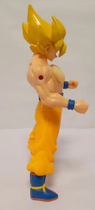 Figura Goku super Saiyan dragón ball Bandai