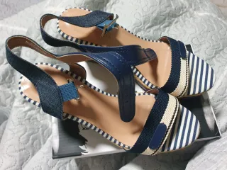 Zapatos de tacón de cuña a rayas