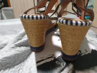 Zapatos de tacón de cuña a rayas