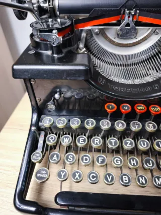 Máquina de escribir antigua Torpedo 6