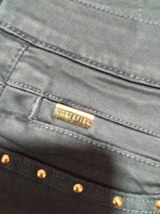 Pantalones pirata Cortefiel azul marino tachas