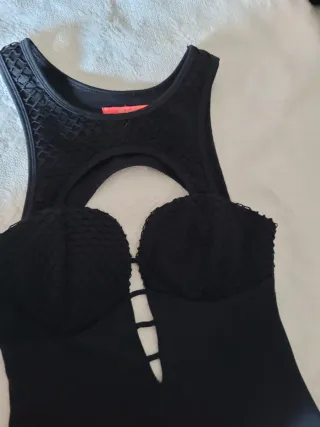 Top Negro con Cut-out y Red