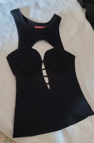 Top Negro con Cut-out y Red