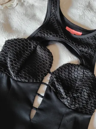 Top Negro con Cut-out y Red