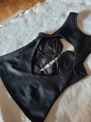 Top Negro con Cut-out y Red