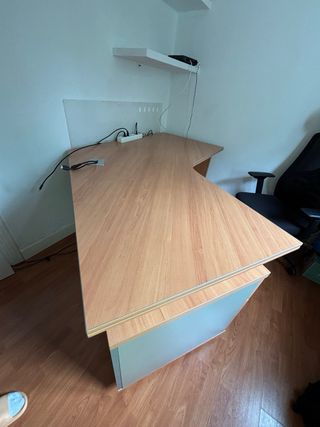 Mesa de escritorio de madera y metal