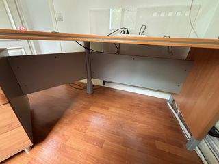 Mesa de escritorio de madera y metal