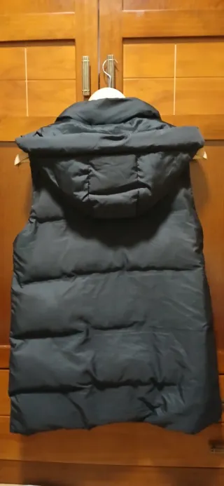 Chaleco acolchado negro con capucha