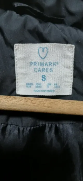 Chaleco acolchado negro con capucha