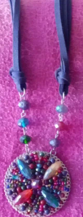 COLGANTE REDONDO CON PIEDRAS ENGARZADAS MULTICOLOR