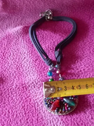 COLGANTE REDONDO CON PIEDRAS ENGARZADAS MULTICOLOR