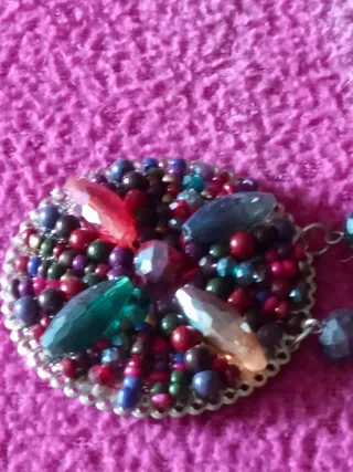 COLGANTE REDONDO CON PIEDRAS ENGARZADAS MULTICOLOR
