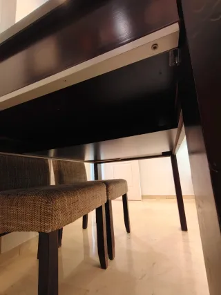 Mesa de comedor extensible de madera color wengue