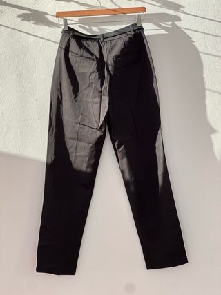 Pantalón formal negro con cinturón de Zara