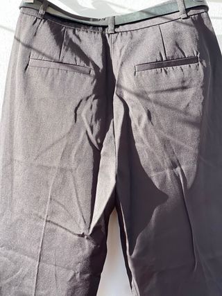 Pantalón formal negro con cinturón de Zara