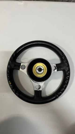 Volante deportivo negro y plateado