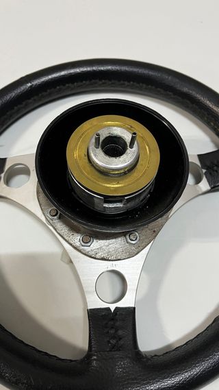 Volante deportivo negro y plateado