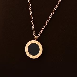 Collar tipo Bulgari números romanos negro