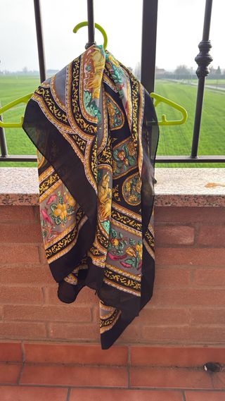 Sciarpa fantasia floreale e barocca