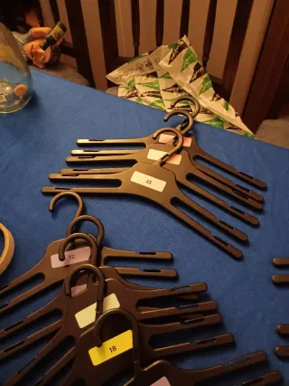 Perchas dobles de plástico y pequeñas de 20 y 25 c