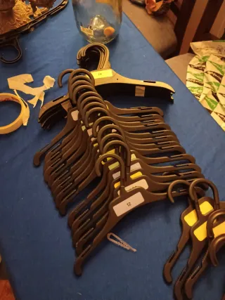 Perchas dobles de plástico y pequeñas de 20 y 25 c