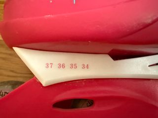 Patines rosas con protecciones y casco