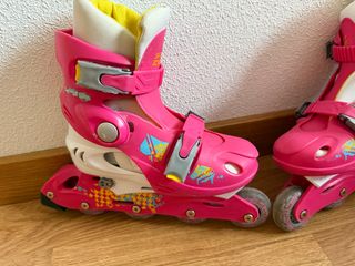 Patines rosas con protecciones y casco