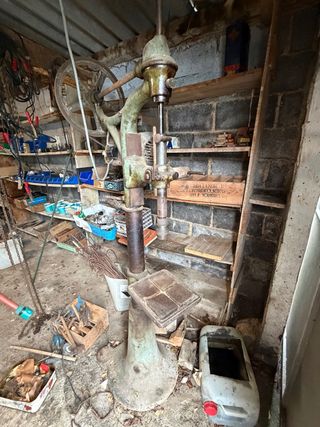 Taladro de columna con brocas, funciona bien.